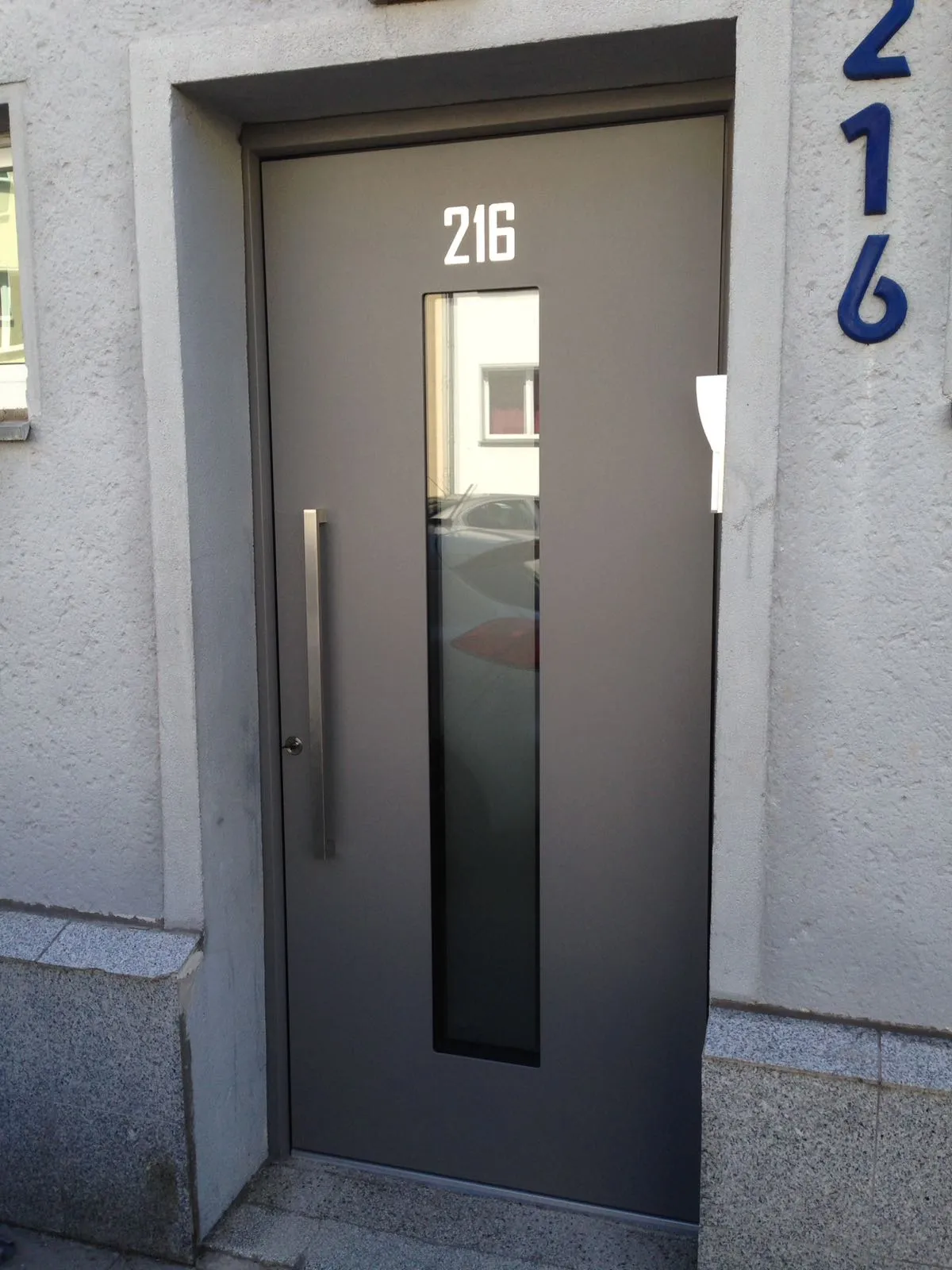 Schmale anthrazitfarbene Haustür mit seitlichem Glasstreifen