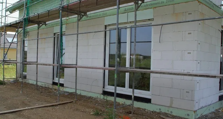 Große Hebeschiebetür in einem Neubau, Gerüst noch davor