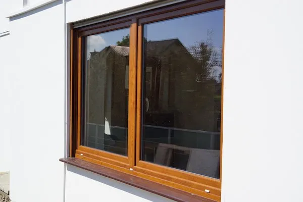 Detailaufnahme eines Holzfensters von außen mit sichtbarer Rahmenverbindung