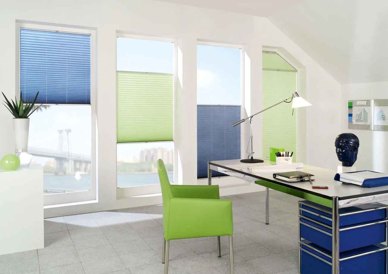 Farbiges Plissee an einem Fenster im Arbeitszimmer