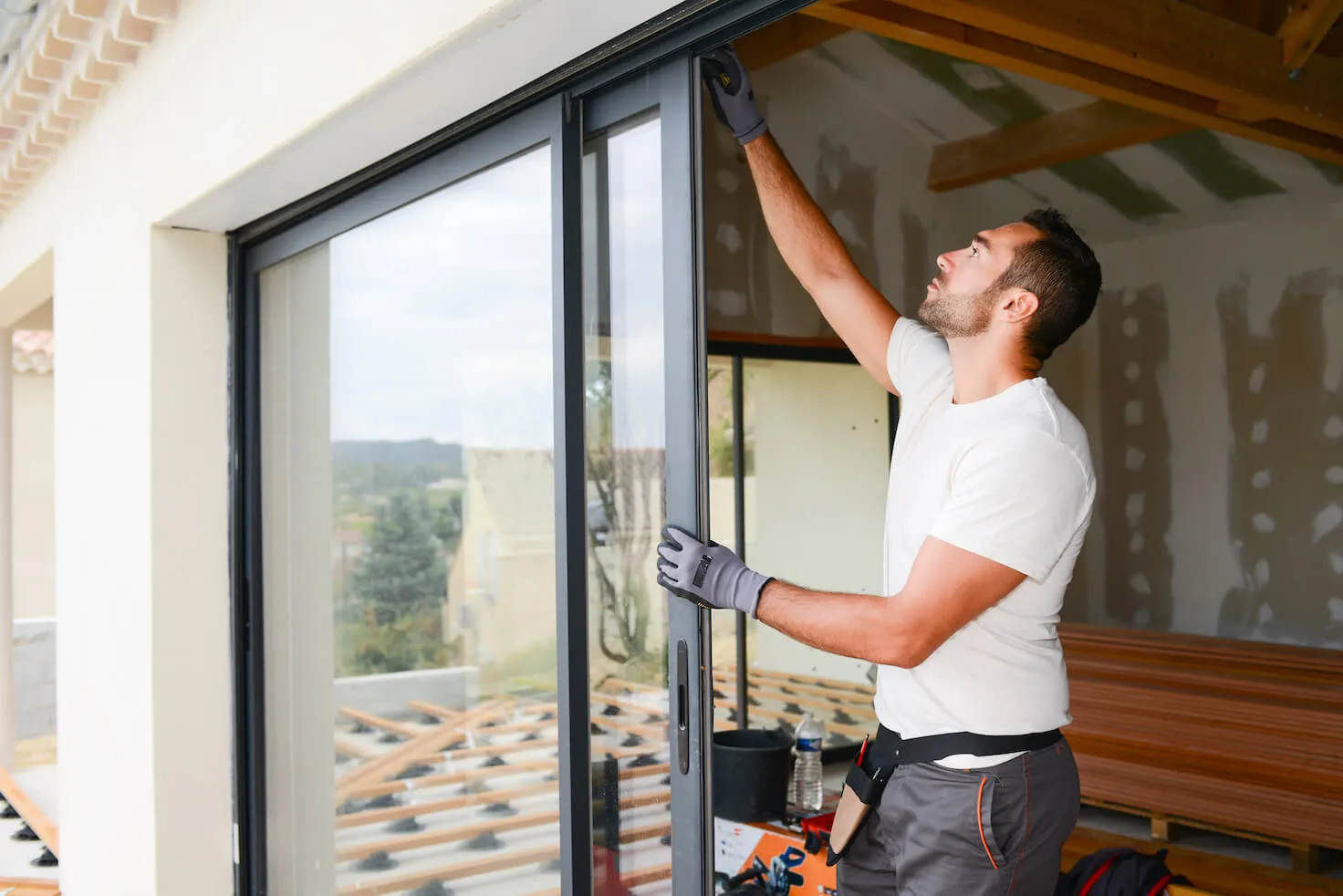 Monteur arbeitet an einem eingebauten Fenster